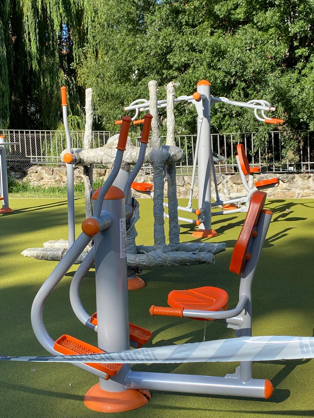 Zona fitness aparatos naranja